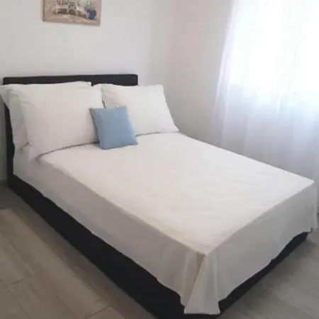 Ivan - Free Parking * Brodarica (Sibenik-Knin)